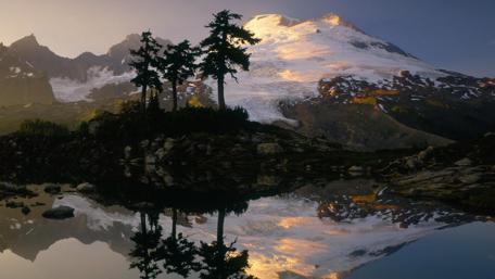 Majestic Mountain Reflection in Tranquil Waters wallpaper