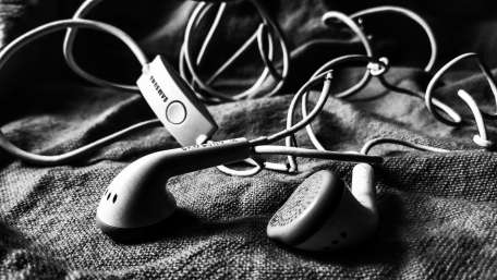 Entangled Melodies in 4K wallpaper