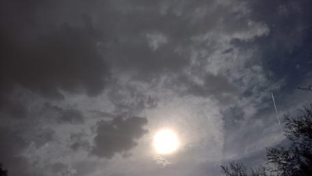 Majestic Sunset Under Cloudy Skies wallpaper