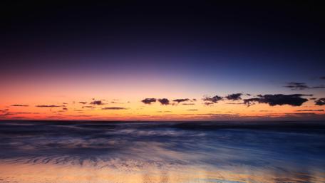Serene Sunset Over the Ocean Waves wallpaper
