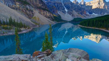 Majestic Mountain Lake Reflection in 4K Wallpaper wallpaper