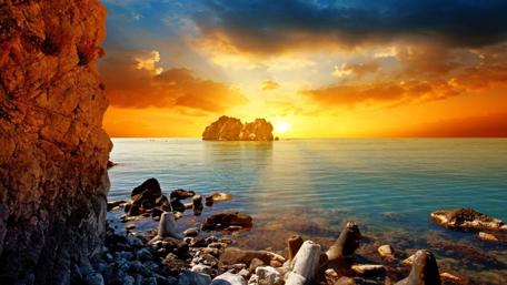 Sunset Radiance Over a Serene Seascape wallpaper