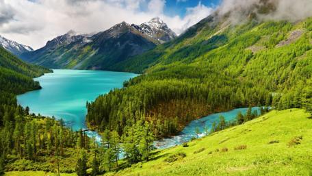 Serene Mountain Lake in Lush Green Surroundings wallpaper