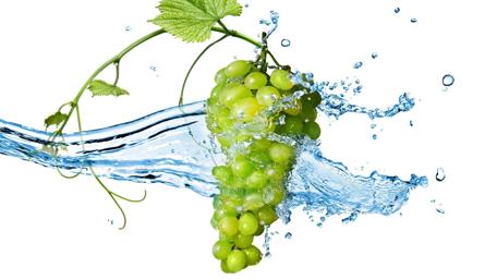 Refreshing Splash of Grapes in Water wallpaper