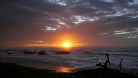 Serene Sunset Over the Ocean Waves wallpaper
