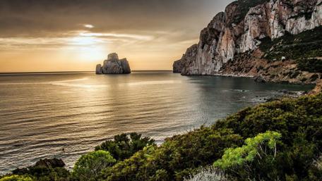 Serene Sunset Over Rocky Bay wallpaper