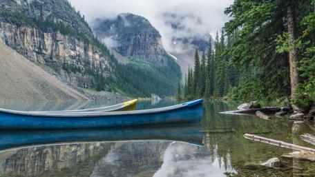 Tranquil Reflections in Banff National Park wallpaper