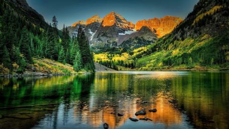 Mountain Reflection in Serene Lake wallpaper