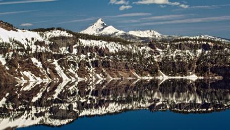 Majestic Mountain Reflections in Tranquil Lake Surface wallpaper