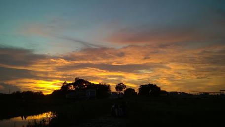 Serene Sunset Over the Horizon wallpaper