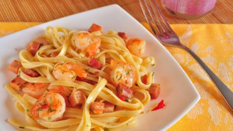Delicious Shrimp Pasta Dish for Food Lovers wallpaper