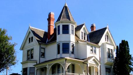 Charming Vintage House in the City Scene wallpaper