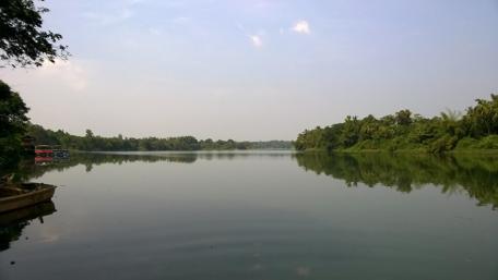 Serene Lakeside View with Lush Surroundings wallpaper