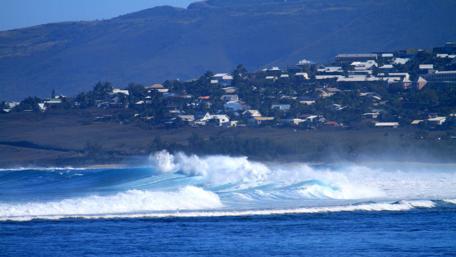 Waves Crashing Against Coastal Serenity wallpaper