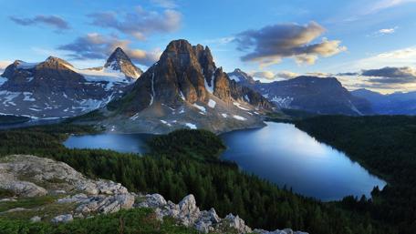Majestic Mountain Peaks Reflecting in Serene Lake wallpaper