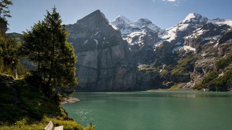 Majestic Mountain Reflections in Tranquil Waters wallpaper
