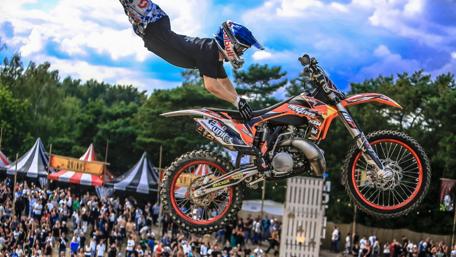 Daring Motocross Stunt in Mid-Air wallpaper