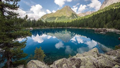Serene Mountain Reflections in Crystal Clear Water wallpaper