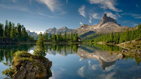 Serene Mountain Oasis Amidst Lush Greenery wallpaper
