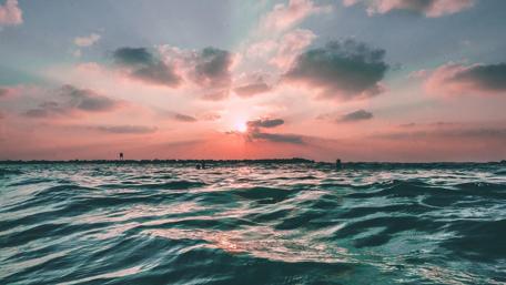 Sunset Symphony Over Gentle Waves wallpaper