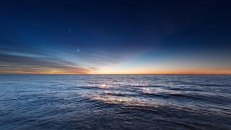 Serenity of the Night Sky Over the Ocean wallpaper