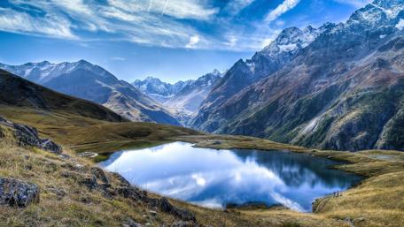 Breathtaking Mountain Reflection in Serene Lake wallpaper