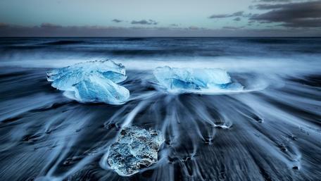 Glistening Ice on Serene Waters wallpaper