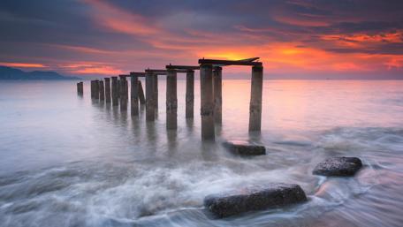 Tranquil Sunset Over the Waterway wallpaper
