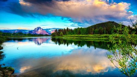 Tranquil Mountain Reflection in Serene Waters wallpaper