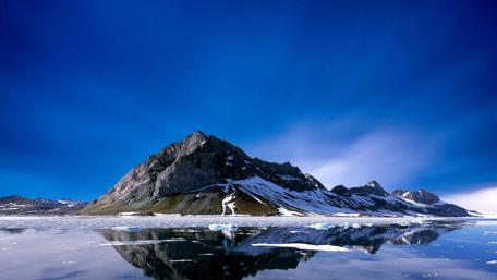 Majestic Mountain Reflections in Clear Waters wallpaper