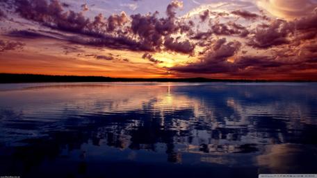 Vibrant Sunset Over Tranquil Waters wallpaper