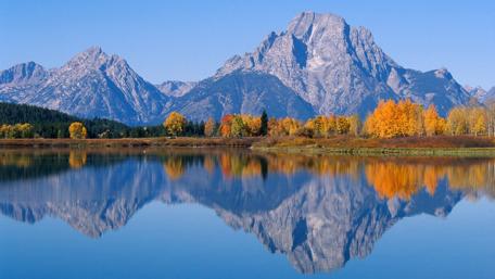 Majestic Mountain Reflection in Serene Lake wallpaper