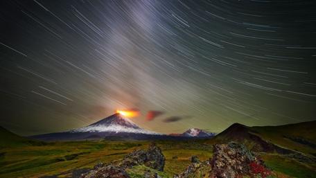 Majestic Volcano Under Starry Sky wallpaper