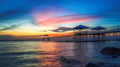 Serene Sunset Over Tranquil Waters wallpaper