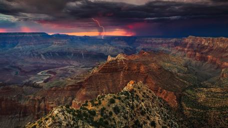 Dramatic Landscape of the Grand Canyon at Dusk wallpaper