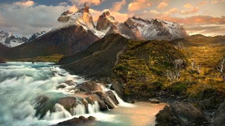 Majestic Mountains and Serene Waterscape in Nature’s Embrace wallpaper
