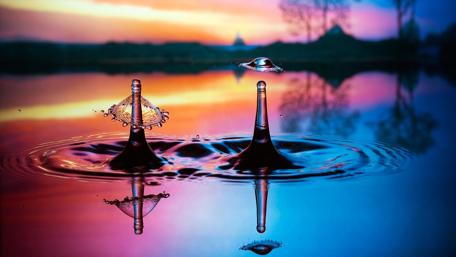 Vibrant Water Drops in Motion wallpaper