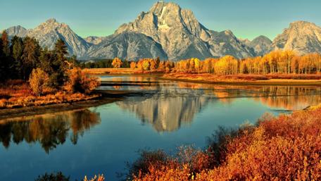 Majestic Autumn Reflections in Nature's Splendor wallpaper