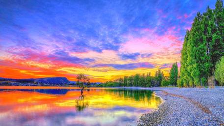 Vibrant Sunset Over Calm Waters wallpaper