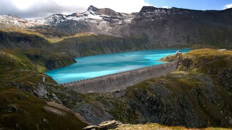 Mountain Serenity at a Tranquil Lake wallpaper