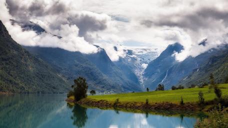Majestic Mountain Reflection in Serene Waters wallpaper