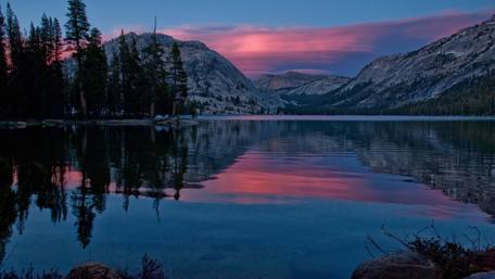 Majestic Mountain Reflections in Serene Waters wallpaper