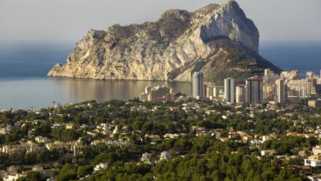 Majestic Mountain and Urban Serenity in Nature's Embrace wallpaper