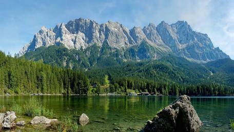 Majestic Mountains Reflected in Serene Lake Waters wallpaper