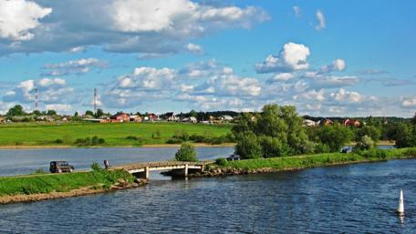 Serene Riverbank Under a Bright Sky wallpaper