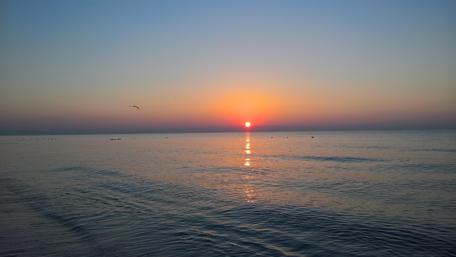 Serene Sunset Over Tranquil Waters wallpaper