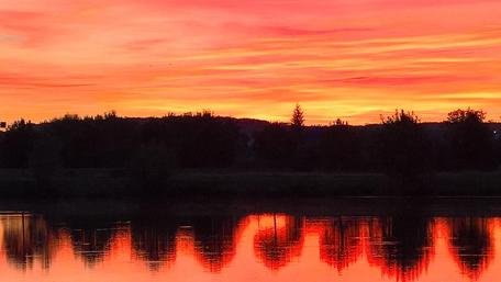 Vibrant Sunset Over Saône et Loire Waterscape wallpaper