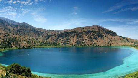 Tranquil Beauty of a Serene Lake wallpaper
