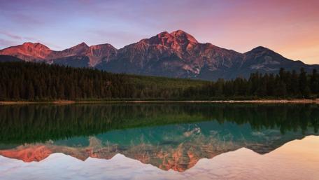 Majestic Mountain Reflections on a Serene Lake Sunset wallpaper