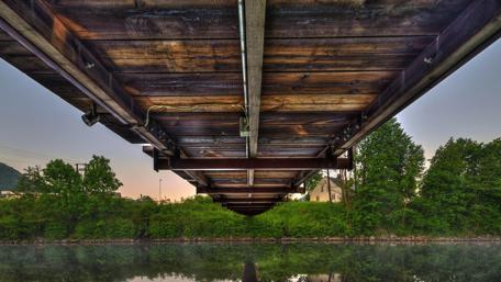 Underneath the Tranquil Bridge Over Water wallpaper